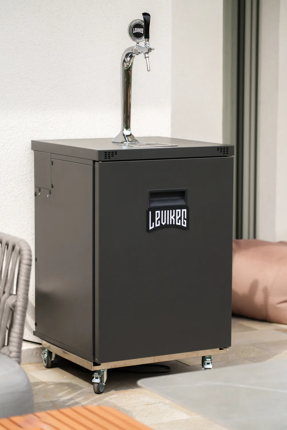 A Levikeg sörcsap egy teraszon